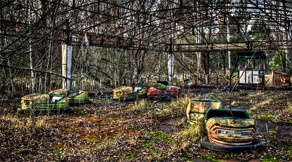 Intrigue - La Fête Foraine Abandonnée Bumper-cars-in-the-city-of-prypiat-ukraine